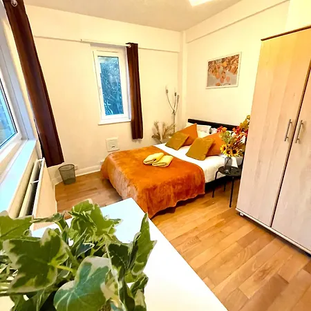 2 Bed Flat Near To Bridge Apartment *