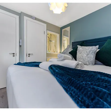 Great 4br House Apartment London