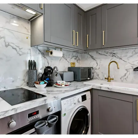 Apartment Cozy Bliss Escape: Family - Friendly Getaway