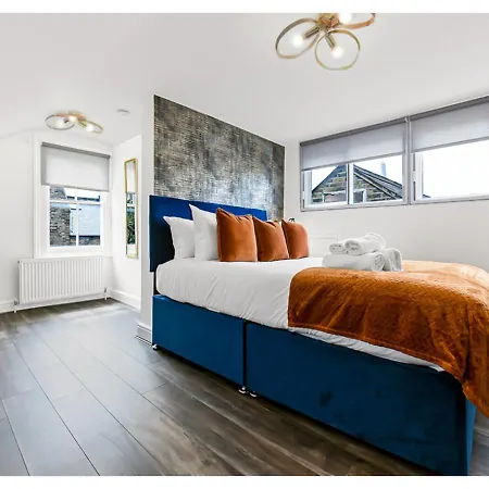 Cozy Bliss Escape: Family - Friendly Getaway London