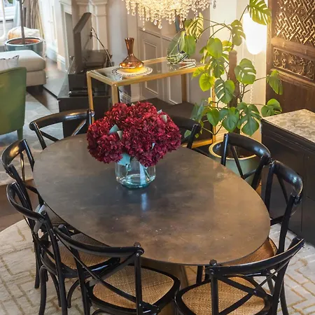 Luxurious In Kensington Appartement