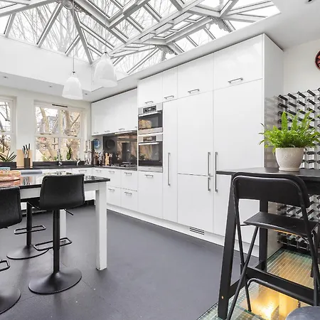 Luxurious In Kensington Apartment London