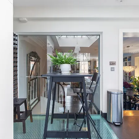 Luxurious In Kensington Apartment