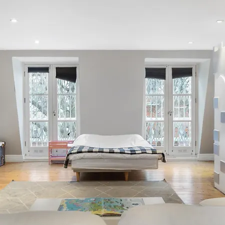Luxurious In Kensington Apartment