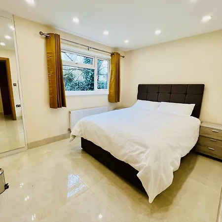2 Bedroom Flat Or Near Heathrow With Garden Apartment *