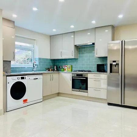 Apartment 2 Bedroom Flat Or Near Heathrow With Garden