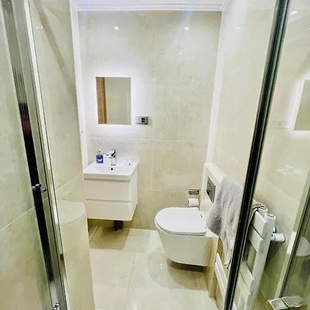 2 Bedroom Flat Or Near Heathrow With Garden Apartment *