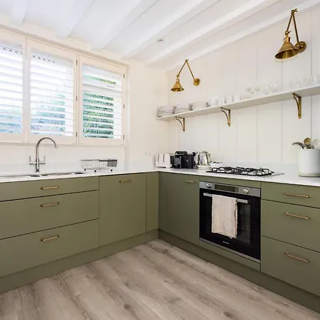 Apartment Battersea Set - 3 Bedroom With Garden