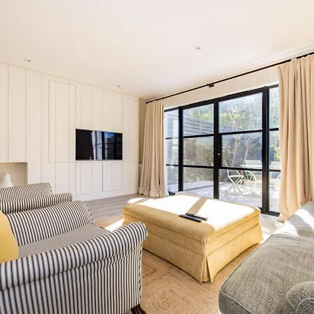 Apartment Battersea Set - 3 Bedroom With Garden