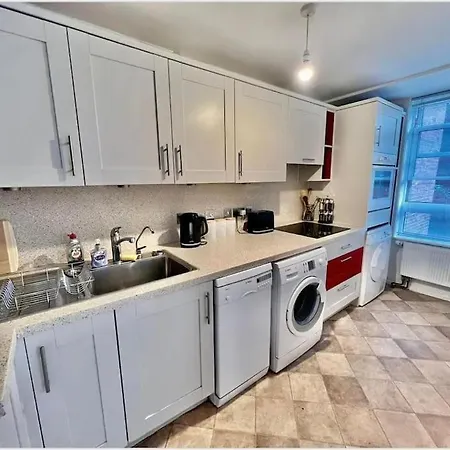 Cosy Westbourne Park Apartment