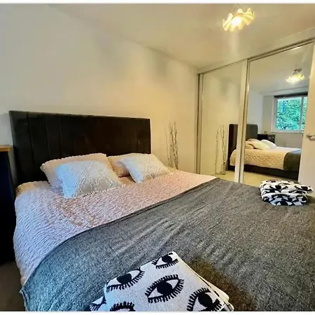 Cosy Westbourne Park Apartment *