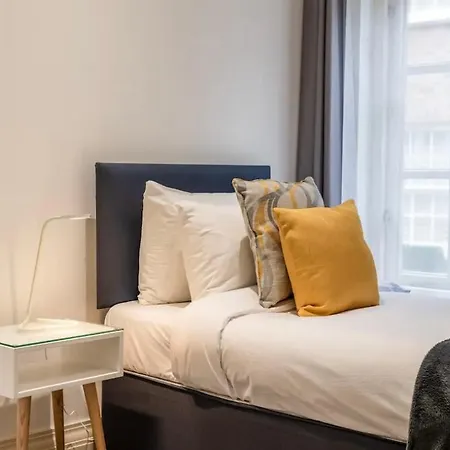 Homestay Luxury 2 Bedroom House Near Mayfair - Entire