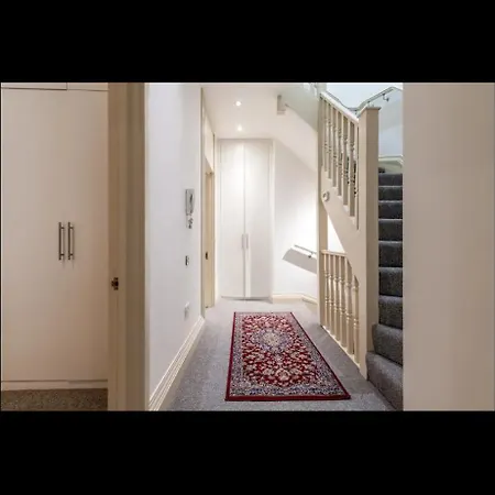 Luxury 2 Bedroom House Near Mayfair - Entire Homestay