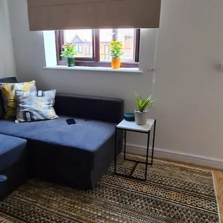 Lovely 2 Bedroom Flat With Free Parking Apartment *