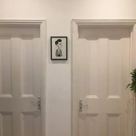 Beautiful 3 Bed In Leafy Hampstead Apartment *