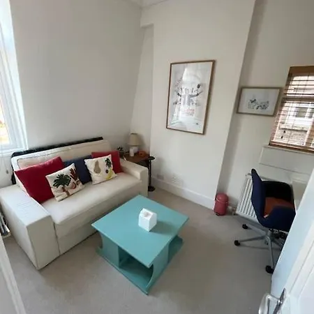 Beautiful 3 Bed In Leafy Hampstead Apartment
