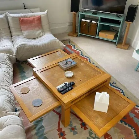 Beautiful 3 Bed In Leafy Hampstead Apartment