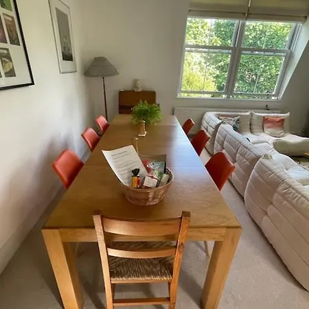 Beautiful 3 Bed In Leafy Hampstead Apartment