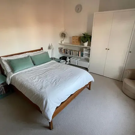 Beautiful 3 Bed In Leafy Hampstead Apartment *