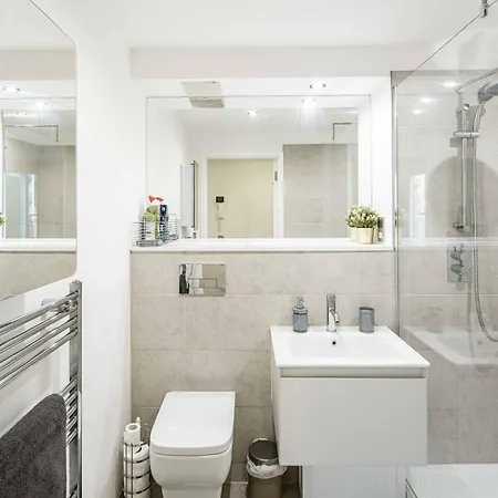 Beautiful Penthouse With Private Terrace In Greenwich Peninsula * London