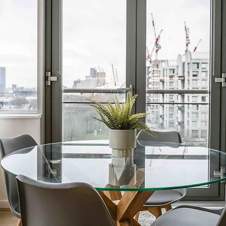 Beautiful Penthouse With Private Terrace In Greenwich Peninsula London