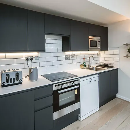 Beautiful Penthouse With Private Terrace In Greenwich Peninsula * London