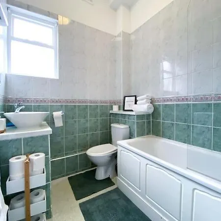 Centrally Located Flat Sleeps 4 Apartment Ealing