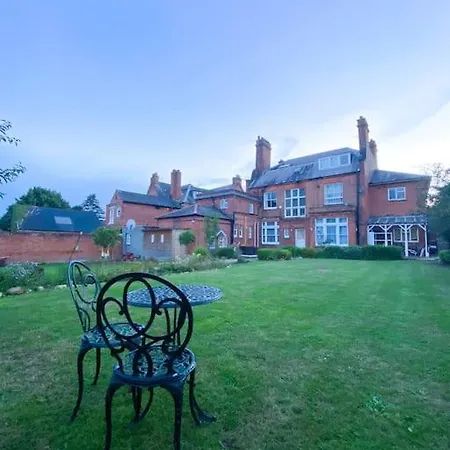 Centrally Located Flat Sleeps 4 *