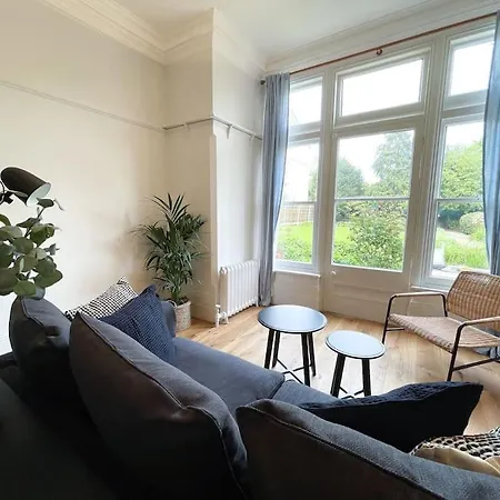 Centrally Located Flat Sleeps 4 Apartment Ealing