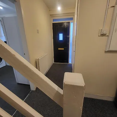 Garland Modern Spacious Flat, * London