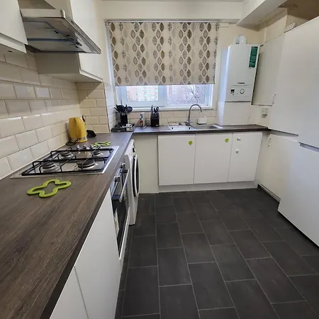 Garland Modern Spacious Flat, London
