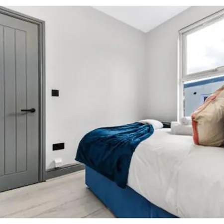Three Bedroom - Perfect For Large Groups London