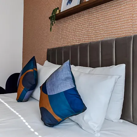 Charming And Modern 2 Bedroom Flat Apartment *