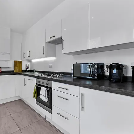 Apartment Charming And Modern 2 Bedroom Flat *