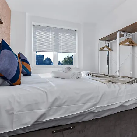 Charming And Modern 2 Bedroom Flat *