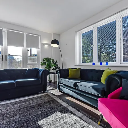 Charming And Modern 2 Bedroom Flat *