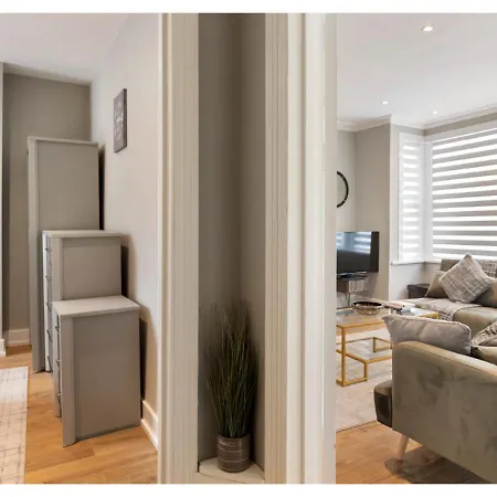 Apartment Chic & Radiant Retreat In Harringay Ladder London