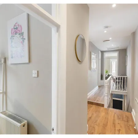 Chic & Radiant Retreat In Harringay Ladder London