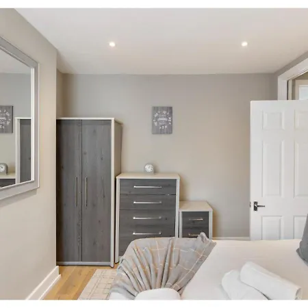 Apartment Chic & Radiant Retreat In Harringay Ladder London