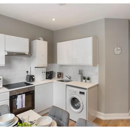 Chic & Radiant Retreat In Harringay Ladder London
