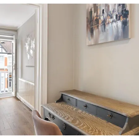 Apartment Chic & Radiant Retreat In Harringay Ladder