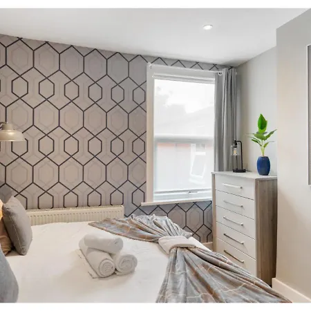 Chic & Radiant Retreat In Harringay Ladder Apartment London