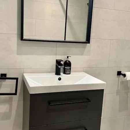 Apartment Chic, Relaxing Just 18 Mins Into The London