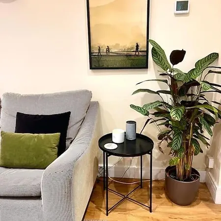 Chic, Relaxing Just 18 Mins Into The Apartment London