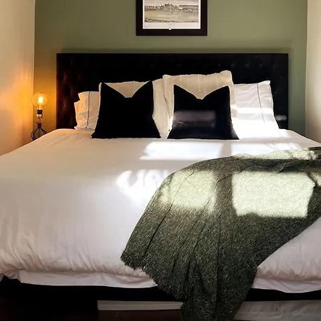 Chic, Relaxing Just 18 Mins Into The Apartment *