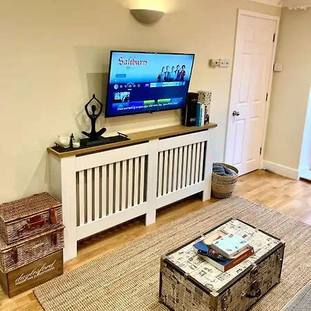 Apartment Chic, Relaxing Just 18 Mins Into The London