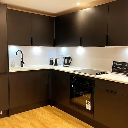 Chic, Relaxing Just 18 Mins Into The Apartment London