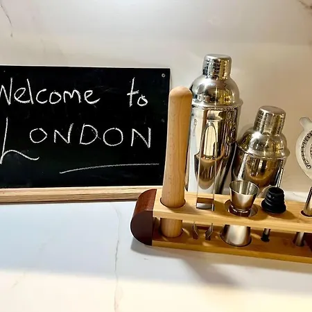 Apartment Chic, Relaxing Just 18 Mins Into The London