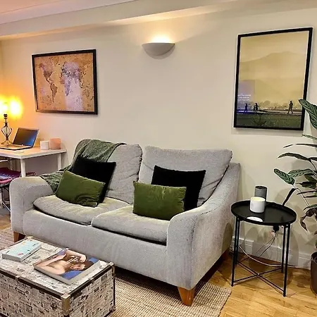 Chic, Relaxing Just 18 Mins Into The Apartment London