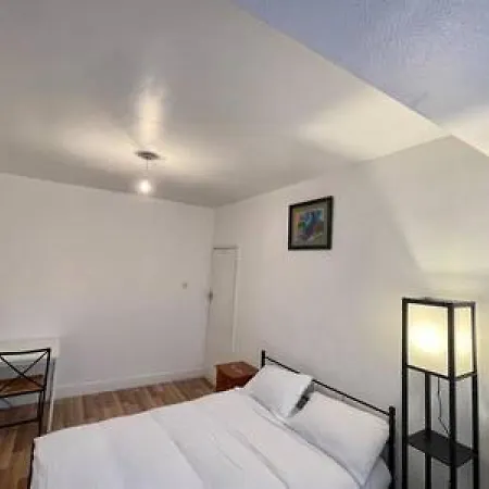 Twin Tranquility- In Leyton Holiday home *